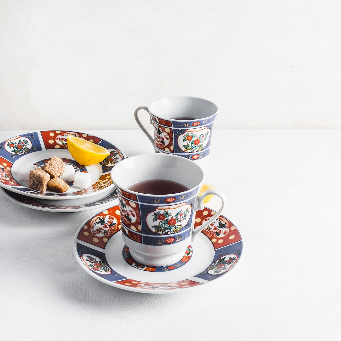 Stylish round table, perfect for compact spaces & cozy corner setups