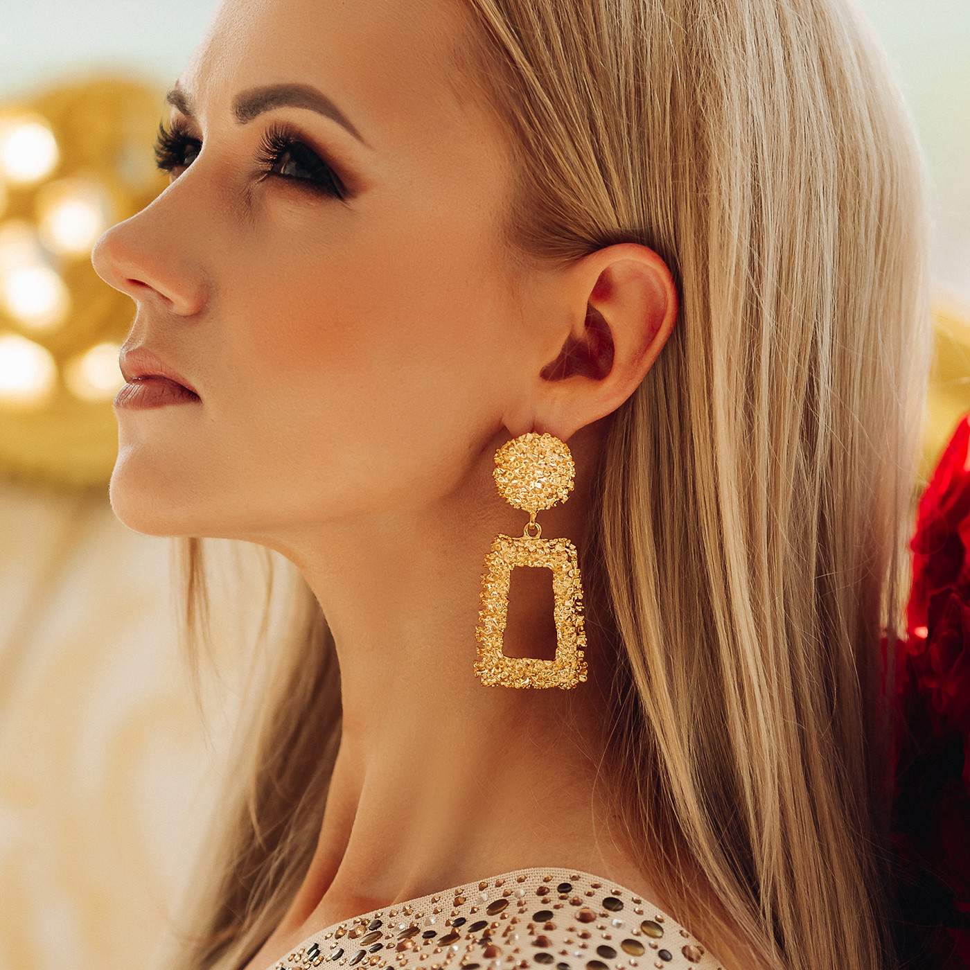 The word jewelry is derived from the Latin word ‘Jocale’ means plaything