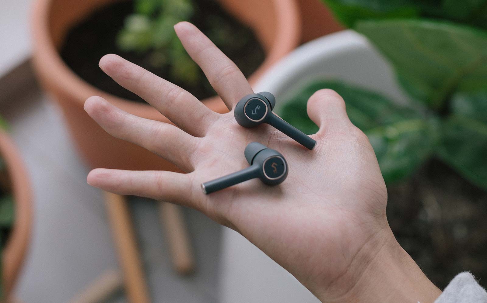 Upgrade Your Mobile Style with Latest Phones and Smart Accessories