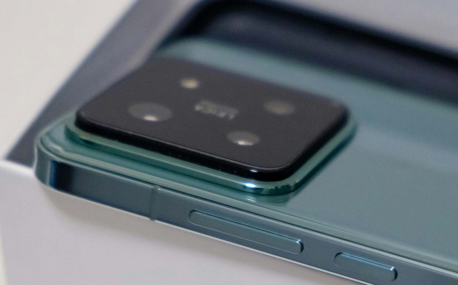 Latest Mobile Store Trends with Top Devices and Smart Accessories